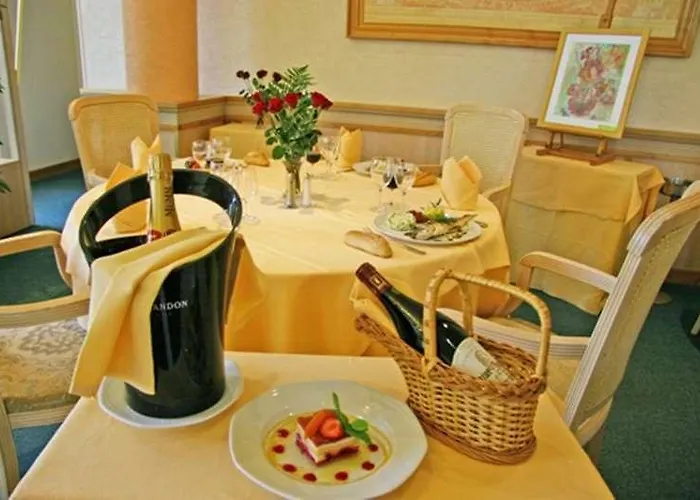 Logis Lyon Est Porte De L'ain Hotell 4*