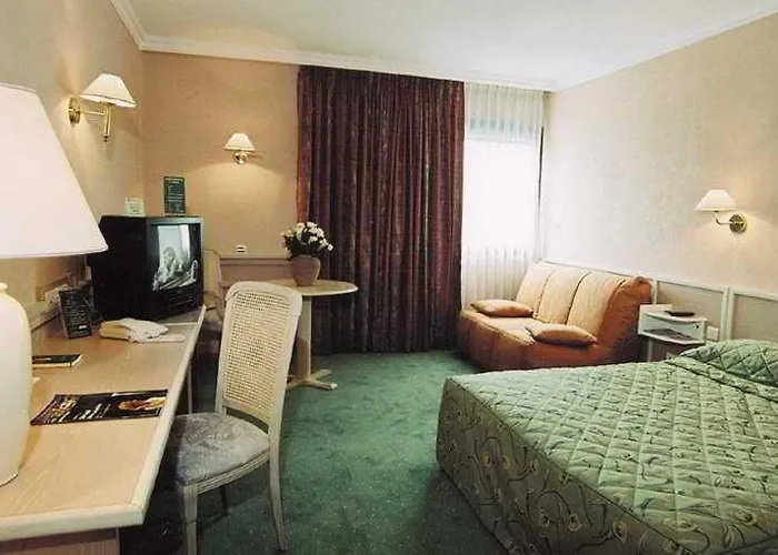 Logis Lyon Est Porte De L'ain Hotell