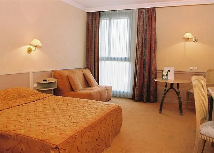 Logis Lyon Est Porte De L'ain Hotell Saint-Maurice-de-Beynost
