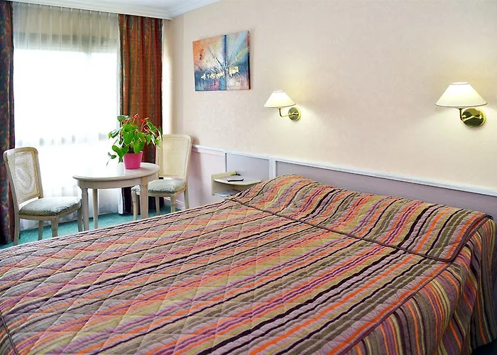 Hotell Logis Lyon Est Porte De L'ain
