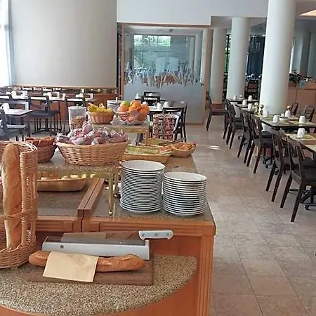 Hotel Logis Lyon Est Porte De L'ain 4*
