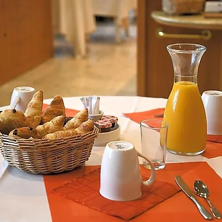 Logis Lyon Est Porte De L'ain Hotel 4*