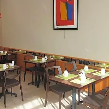 Hotel Logis Lyon Est Porte De L'ain 4*